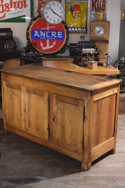 meuble de metier ancienne maie a 3 portes en noyer